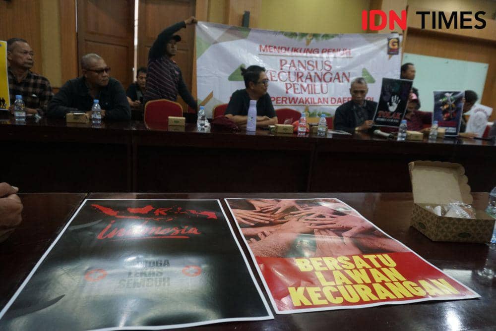 Aksi GARDA untuk mendukung Pansus Kecurangan Pemilu DPD RI, Kamis (7/3/2024). (IDN Times/Herlambang Jati Kusumo)