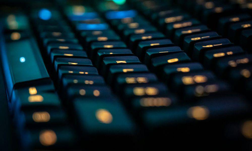 ilustrasi keyboard dengan backlit (unsplash.com/Florian Krumm)