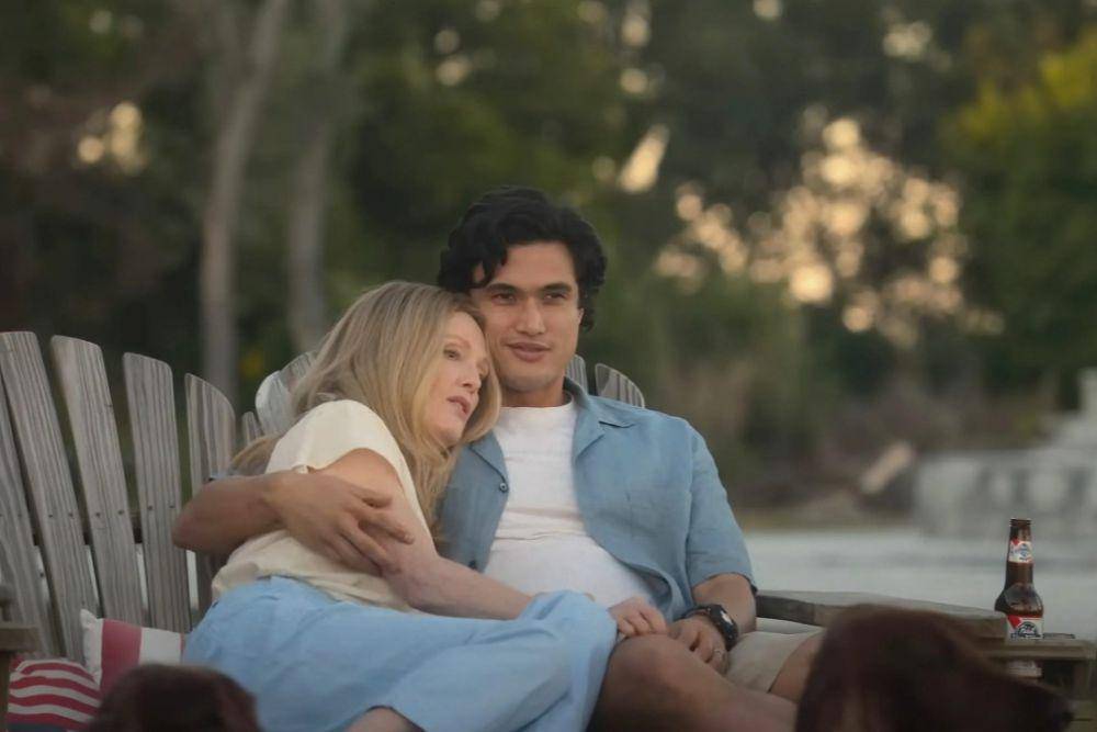 Julianne Moore dan Charles Melton dalam film May December (dok. Gloria Sanchez Productions/May December)