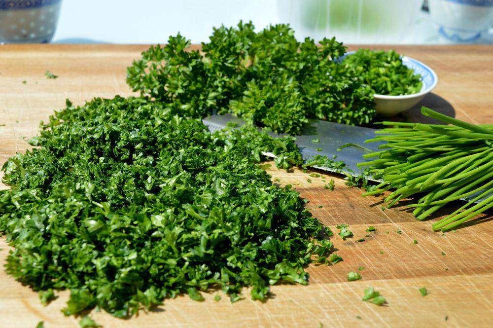 ilustrasi parsley di atas talenan (pixabay.com/Frauke Riether)