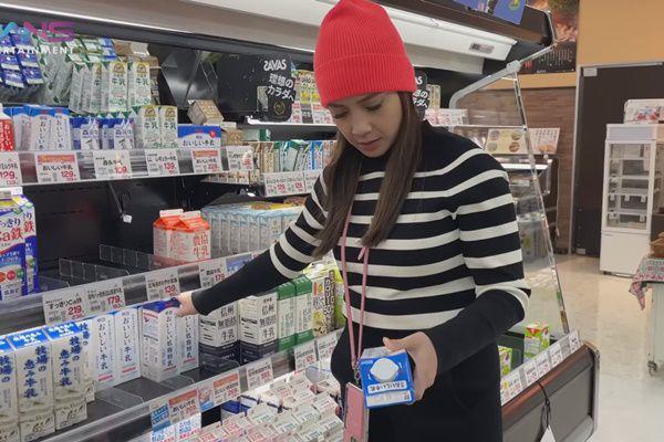 8 Potret Nagita Belanja di Supermarket Jepang, Gak Pakai Lihat Harga