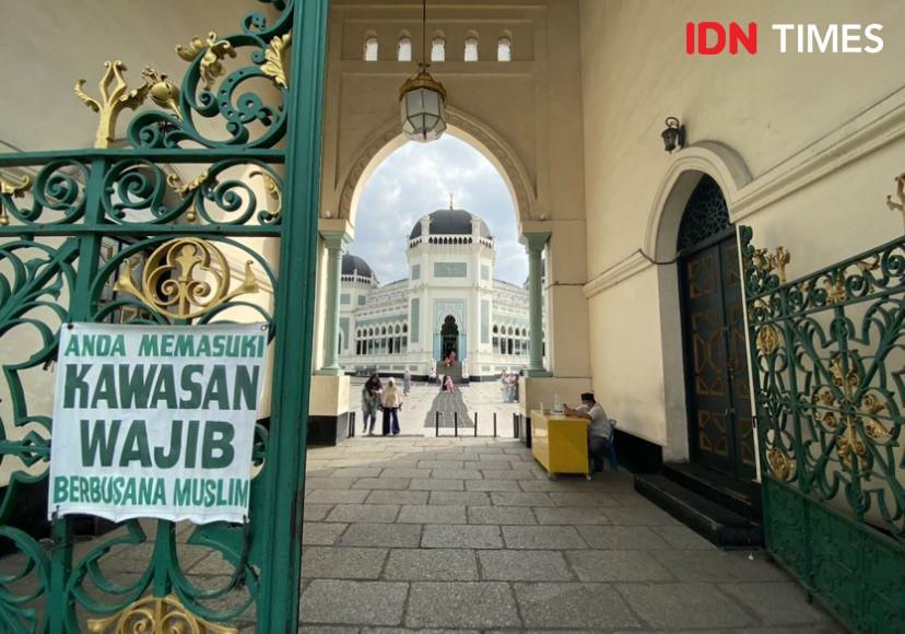 Pengurus Masjid Raya Medan Bersihkan Makam Sambut Ramadan