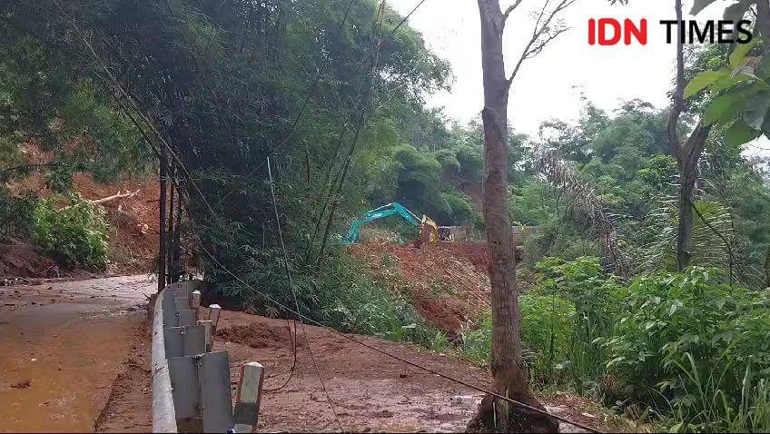 Inin Nastain IDN Times Jabar/ ekskavator singkirkan material longsor