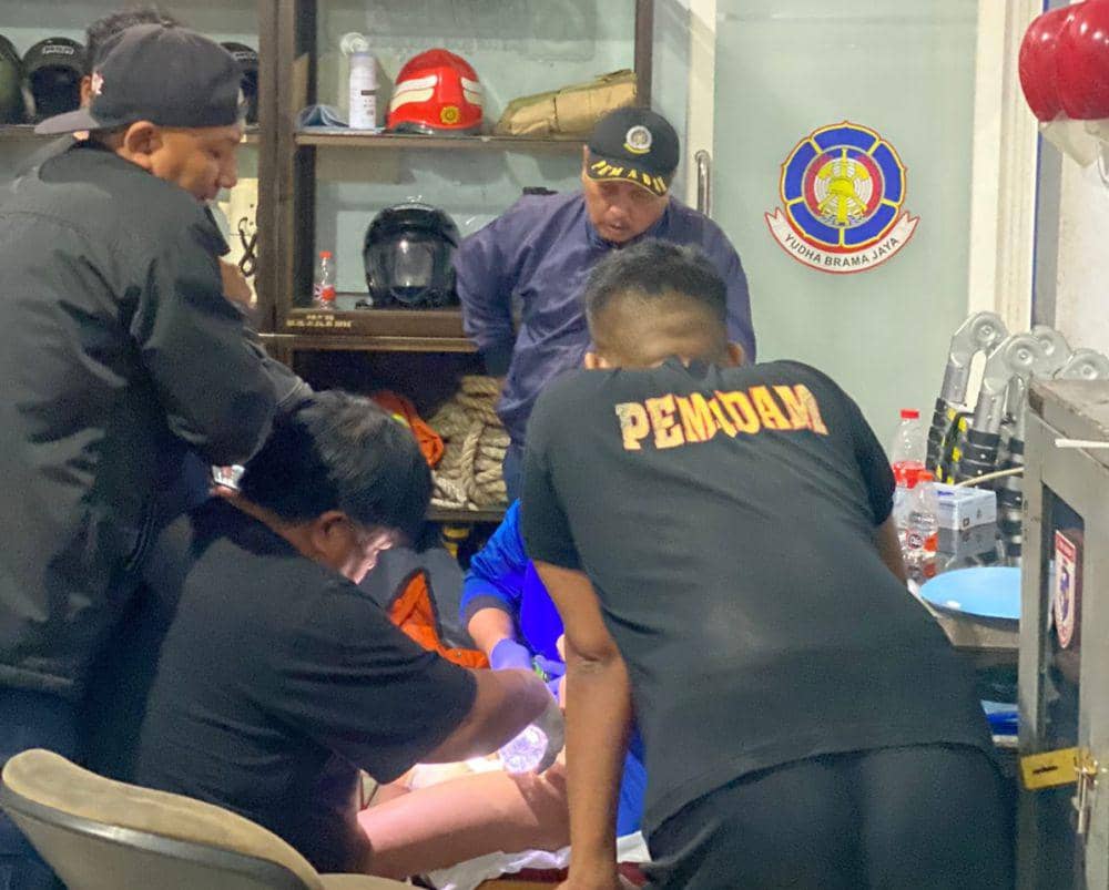 Damkar Kota Batu melepaskan cincin pada kelamin seorang pria. (Dok. Damkar Kota Batu)