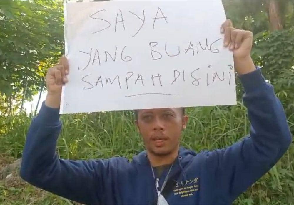 Tangkap layar video pria disanksi kedapatan buang sampah sembarangan di Desa Kurungan Nyawa, Pesawaran. (IDN Times/Istimewa).