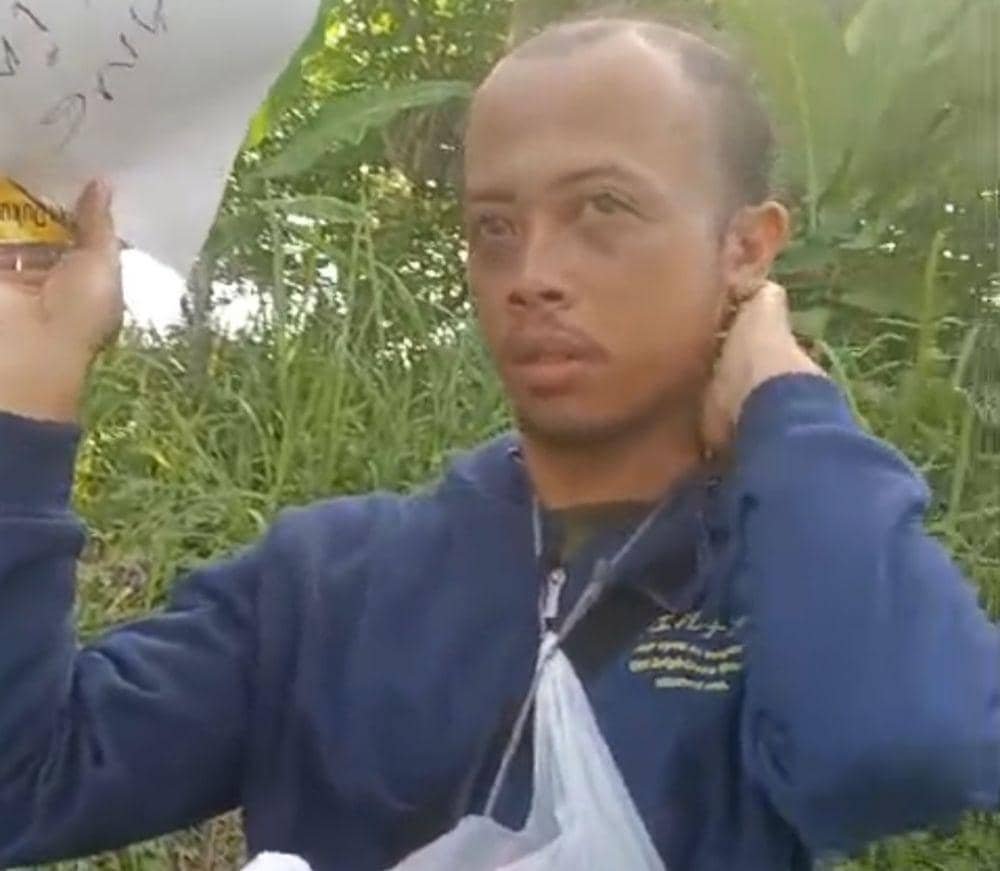 Tangkap layar video pria disanksi kedapatan buang sampah sembarangan di Desa Kurungan Nyawa, Pesawaran. (IDN Times/Istimewa).