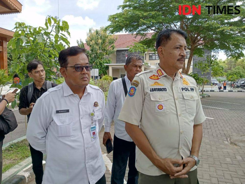 Kepala Satuan Polisi Pamong Praja (Satpol PP), Pemkab Bantul, Jati Bayu Broto.(kanan).(IDN Times/Daruwaskita)