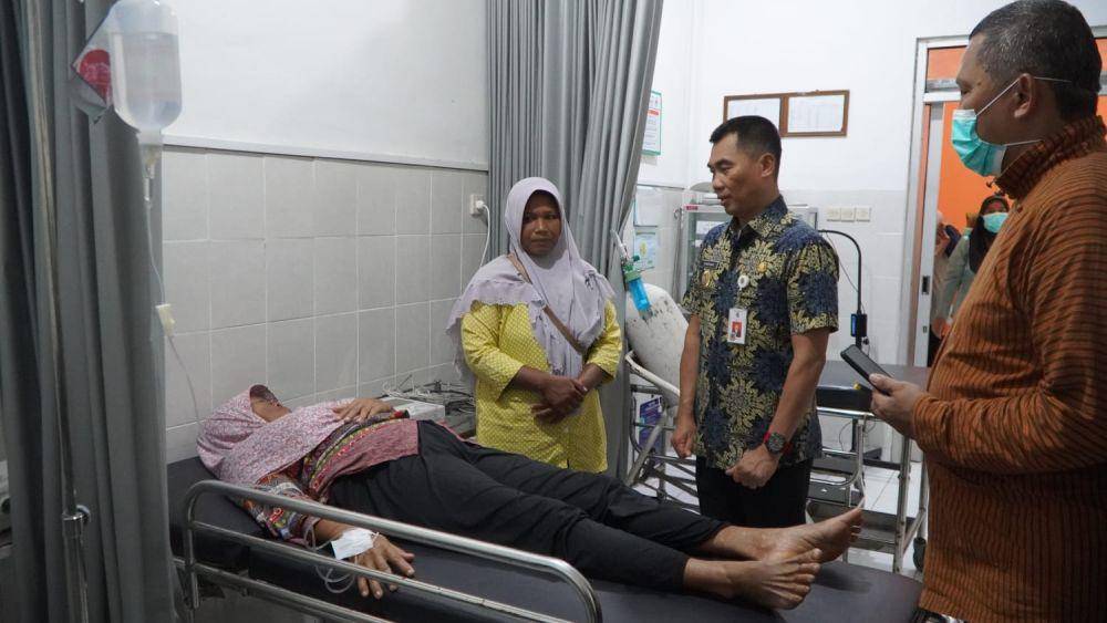 Bupati Gunungkidul Sunaryanta kunjungi warga yang mengalami keracunan masal.(Dok.Diskominfo Gunungkidul)
