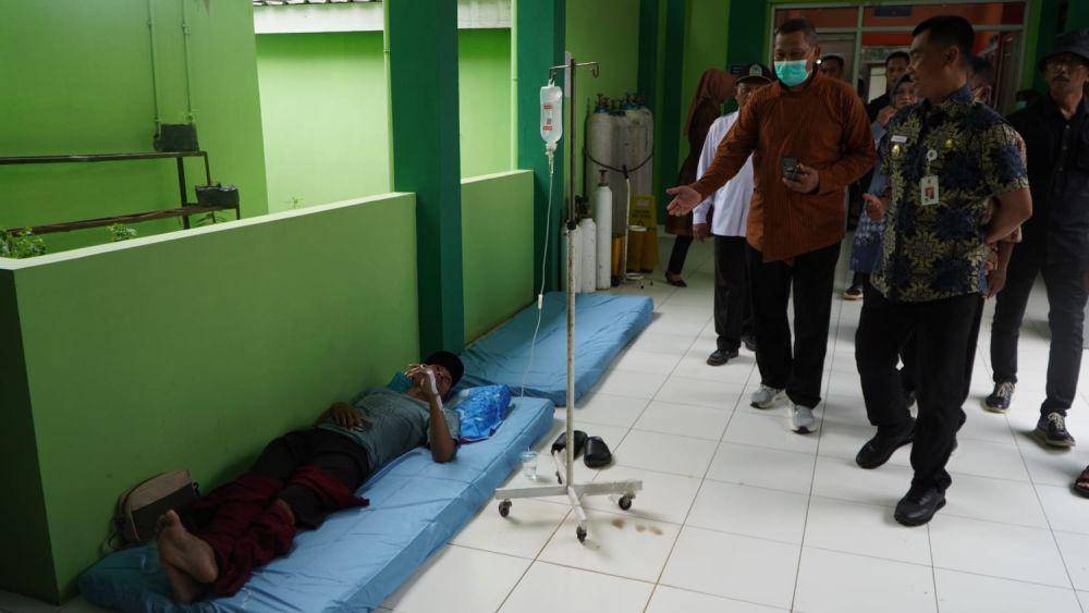 Bupati Gunungkidul besuk warga yang keracunan.(Dok.Diskominfo Gunungkidul)