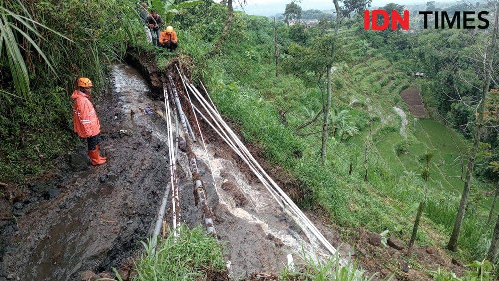 Talut saluran irigasi di dusun Kuren desa Dadi kecamatan Plaosan Magetan ambrol terjang sawah dan rumah warga. IDN Times/ Riyanto