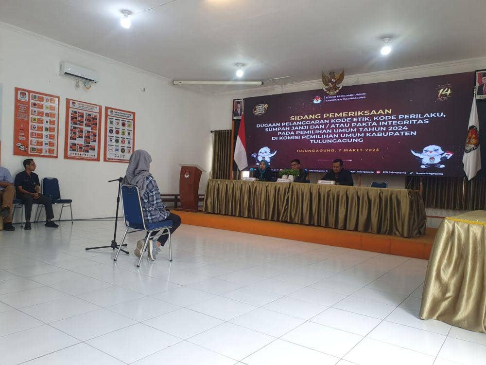 Situasi sidang etik KPU Tulungagung. IDN Times / Bramanta Pamungkas