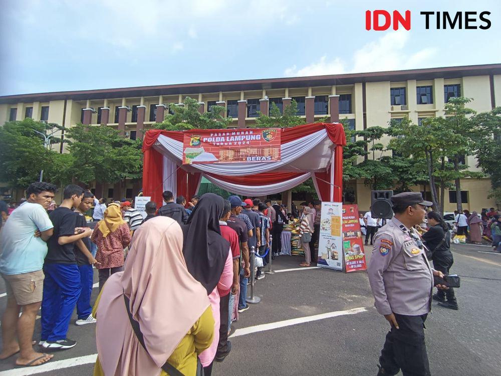 Demi Beras SPHP, Emak-emak Rela Antre di Pasar Murah Polda Lampung