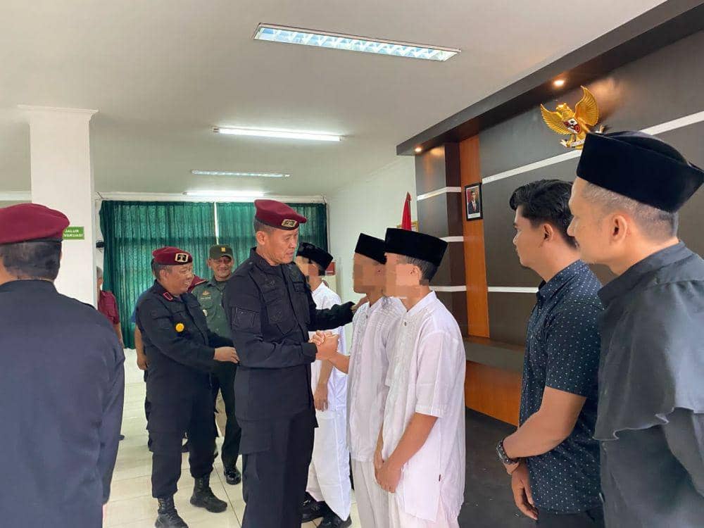 Kepala Lapas Pasir Putih Nusakambangan berbincang dengan salah satu napiter yang insyaf. (IDN Times/Dok Humas Lapas Pasir Putih Nusakambangan)