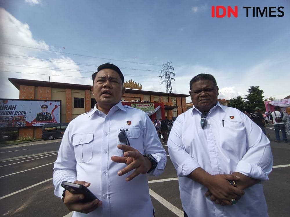 Dirreskrimsus Polda Lampung, Kombes Pol Donny Arif Praptomo (kiri). (IDN Times/Tama Yudha Wiguna).