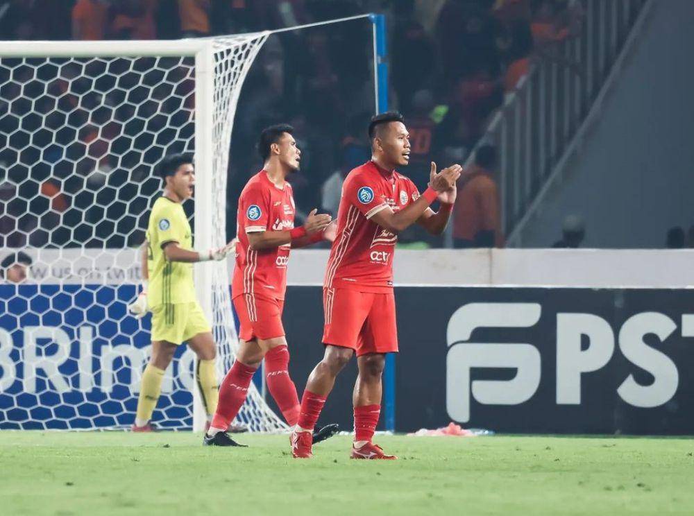 Maman Abdurahman (tengah) dan Tony Sucipto (kanan) saat bermain bersama Persija Jakarta. (instagram.com/memendurehmen56)