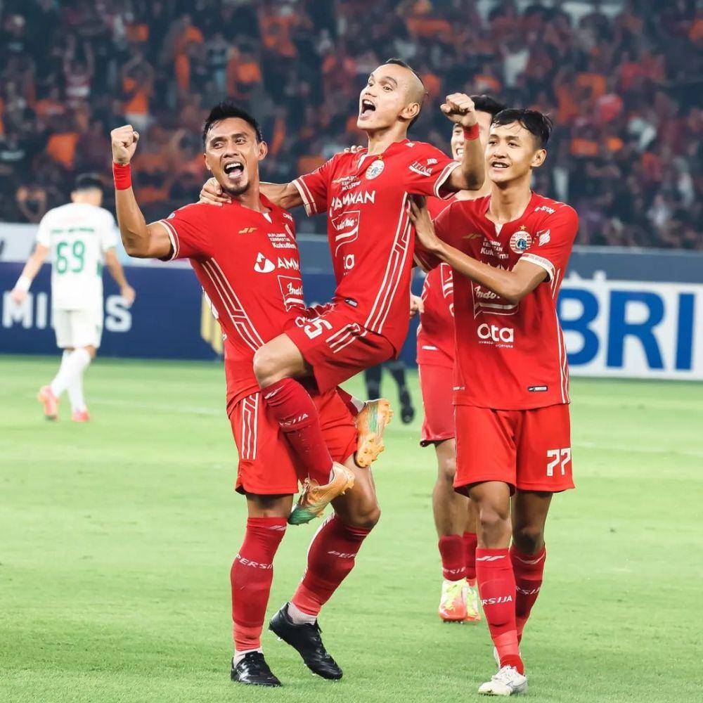 Maman Abdurahman (kiri berseragam merah) saat merayakan gol Persija Jakarta. (instagram.com/memendurehmen56)