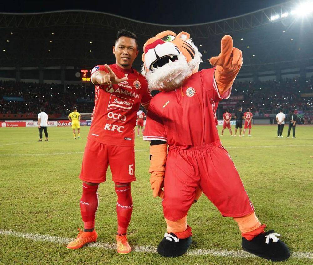 Tony Sucipto (kiri) bersama maskot Macan Kemayoran. (instagram.com/toncip6)