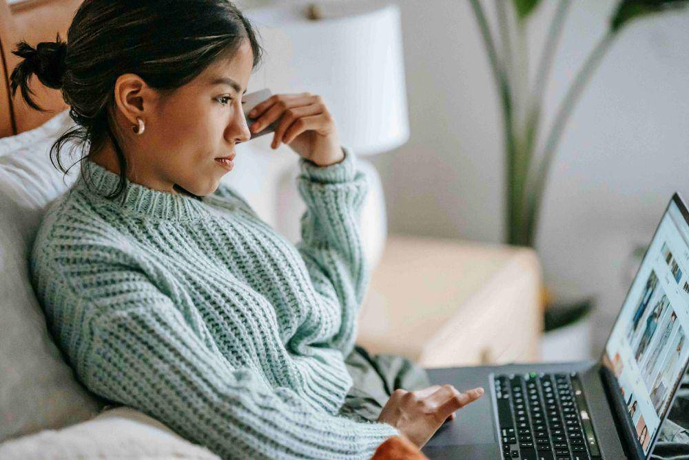 ilustrasi perempuan sedang berbelanja online (pexels.com/Liza Summer)