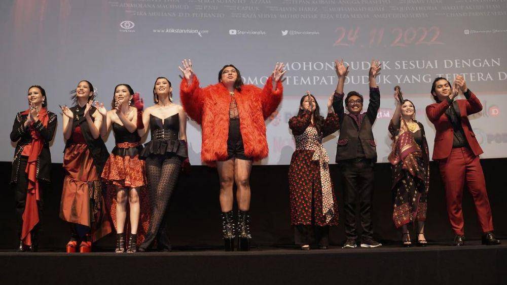 potret Keanu Agl dan jajaran cast film Keramat 2: Caruban Larang saat momen Gala Premiere. (instagram.com/lutesha)