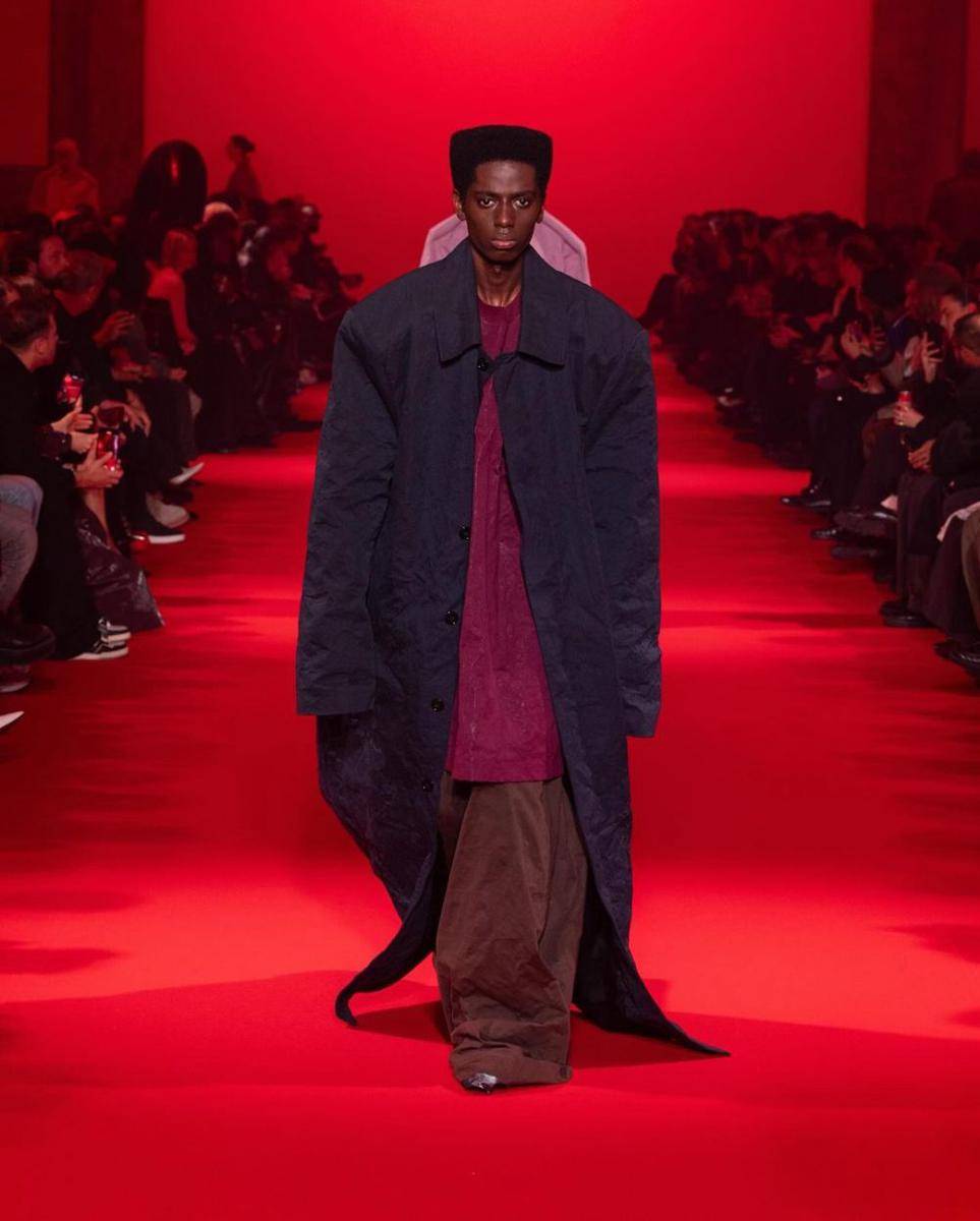 VETEMENTS F/W '24 di Paris Fashion Week 2024 (instagram.com/vetements_official)
