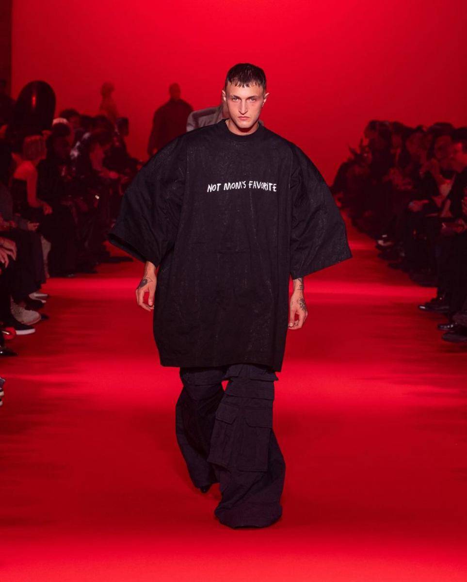 VETEMENTS F/W '24 di Paris Fashion Week 2024 (instagram.com/vetements_official)