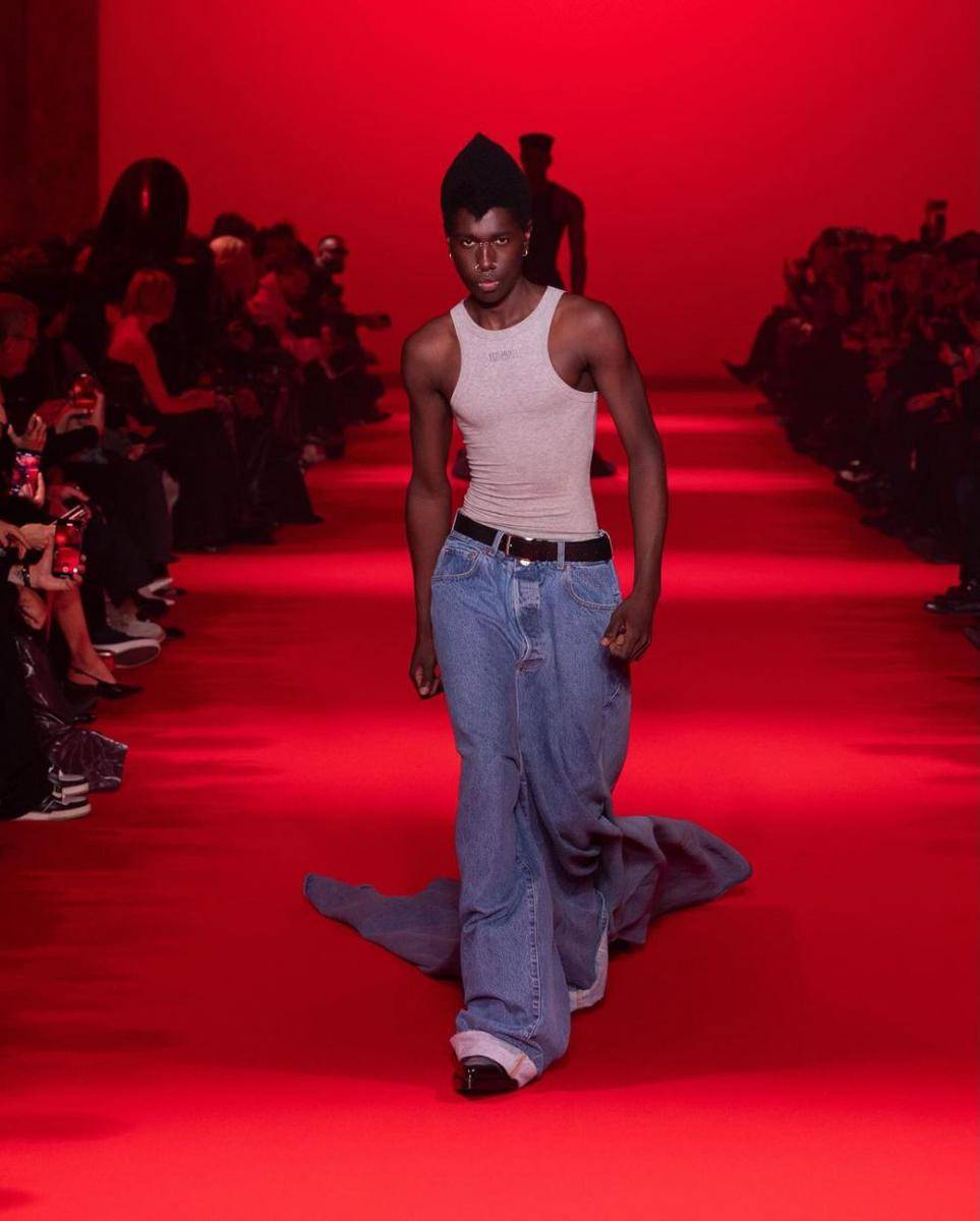 VETEMENTS F/W '24 di Paris Fashion Week 2024 (instagram.com/vetements_official)