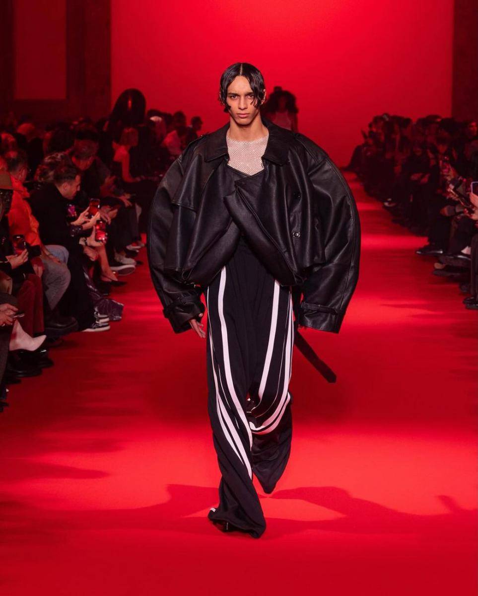 VETEMENTS F/W '24 di Paris Fashion Week 2024 (instagram.com/vetements_official)