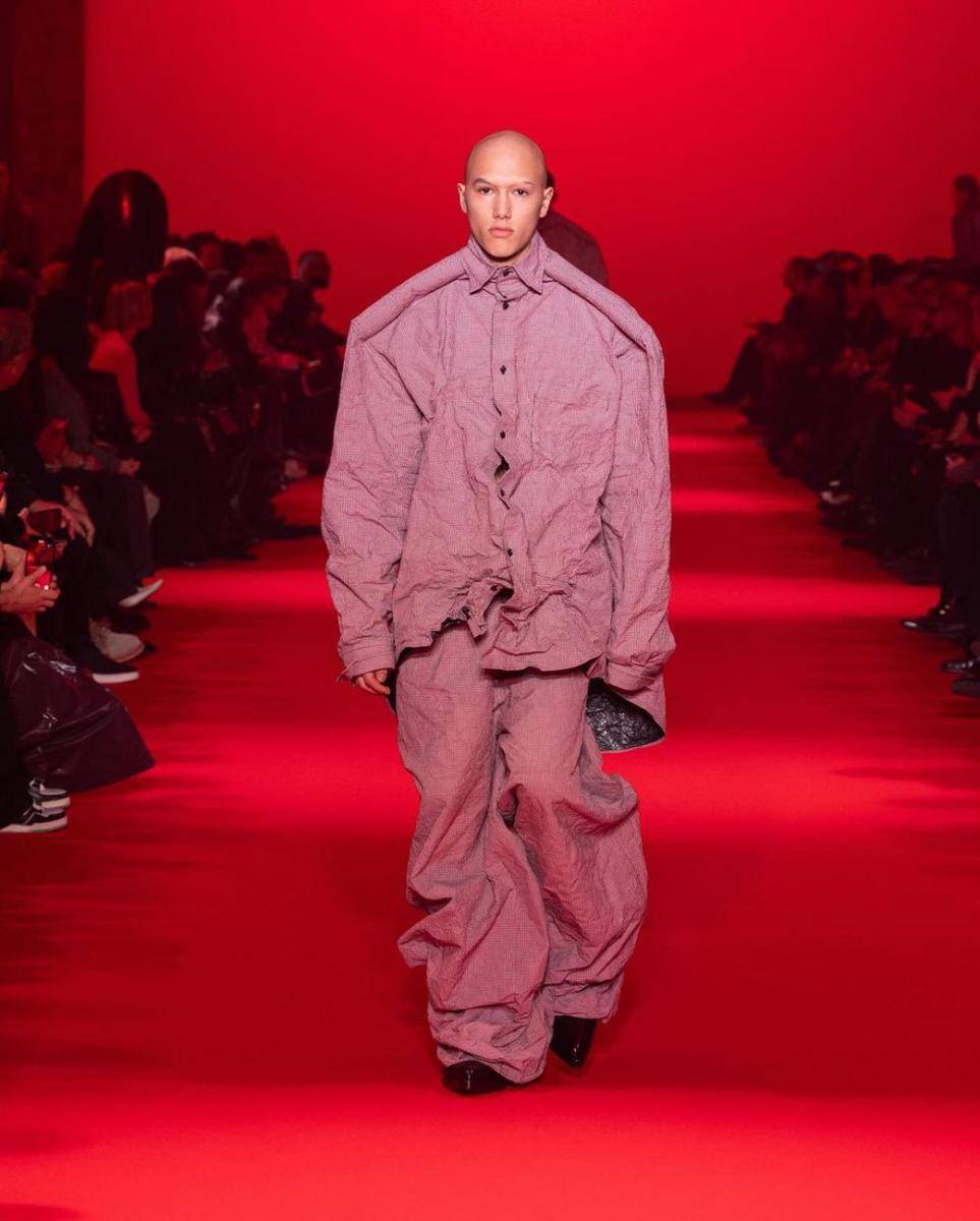 VETEMENTS F/W '24 di Paris Fashion Week 2024 (instagram.com/vetements_official)