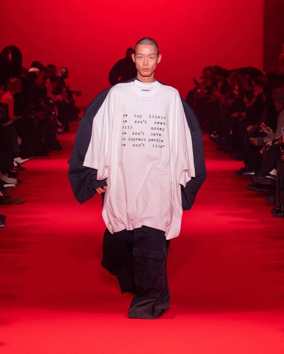 VETEMENTS F/W '24 di Paris Fashion Week 2024 (instagram.com/vetements_official)