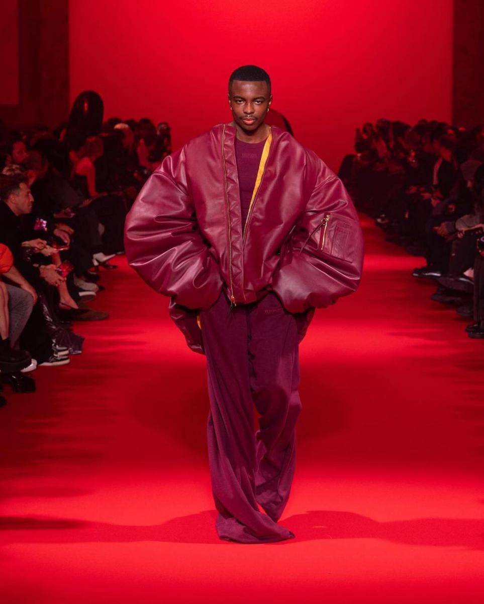 VETEMENTS F/W '24 di Paris Fashion Week 2024 (instagram.com/vetements_official)