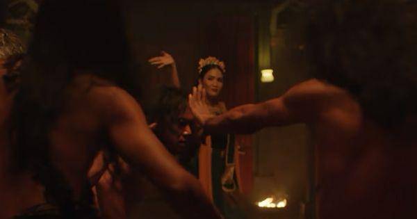 Badarawuhi menghibur para dedemit dengan tariannya( Dok.  MD Pictures / Badarawuhi Di Desa Penari )