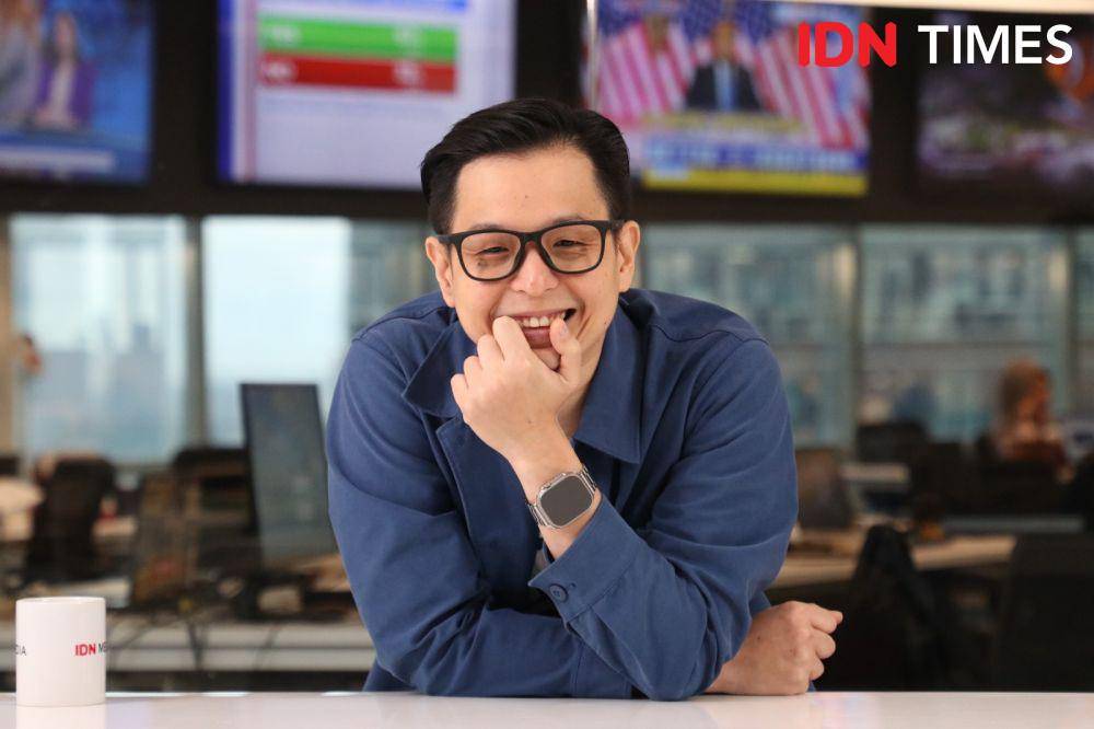 Ernest Prakasa dalam acara Real Talk with Uni Lubis, "Agak Laen, Jalan Hidup Ernest Prakasa" pada Rabu (7/3/2024). (IDN Times/Naufal Fathahillah)