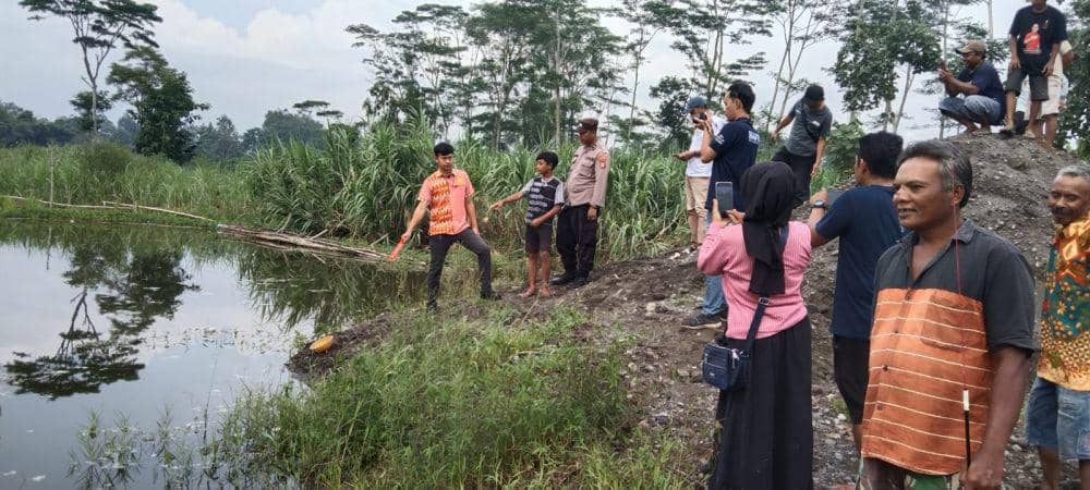 Polisi lakukan olah TKP di lokasi bekas galian pasir di Tulungagung. IDN Times/ istimewa