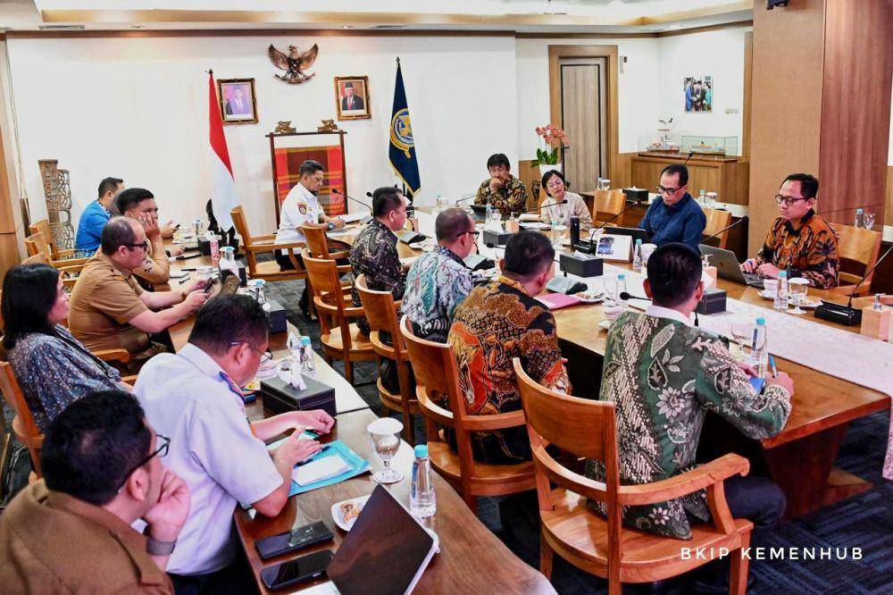 PJ Gubernur Sumsel, Agus Fatoni bersua Menhub Budi Karya Sumadi. (Dok. Pemprov Sumsel)