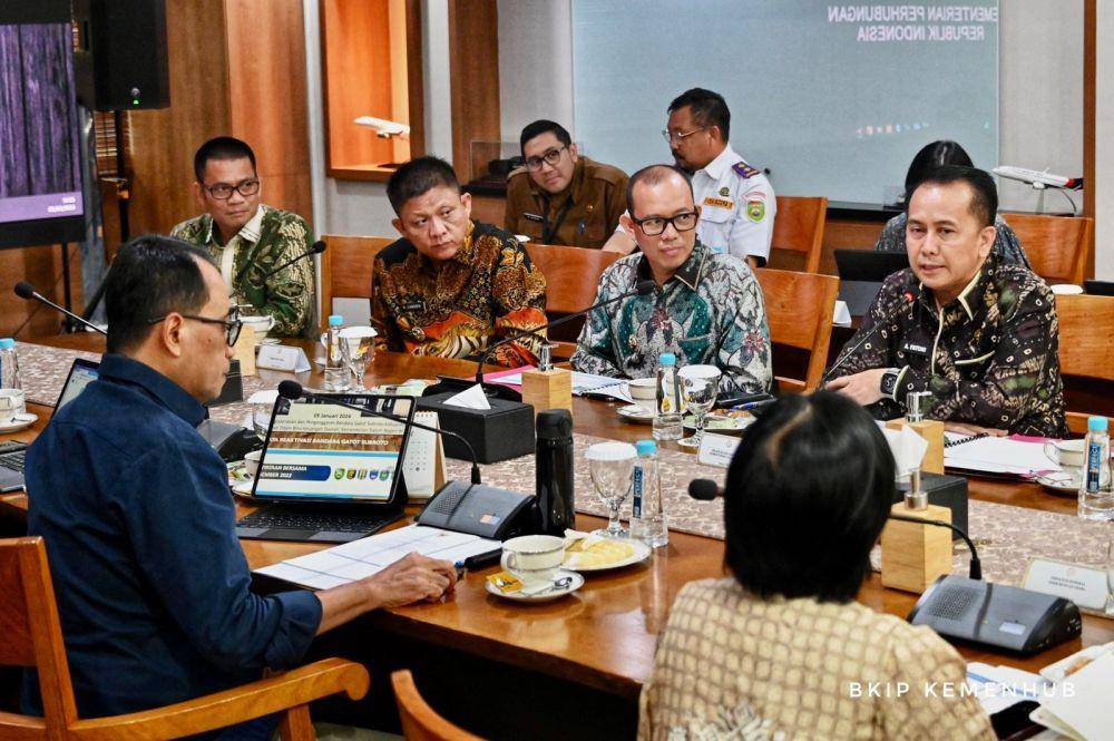 PJ Gubernur Sumsel, Agus Fatoni bersua Menhub Budi Karya Sumadi. (Dok. Pemprov Sumsel)