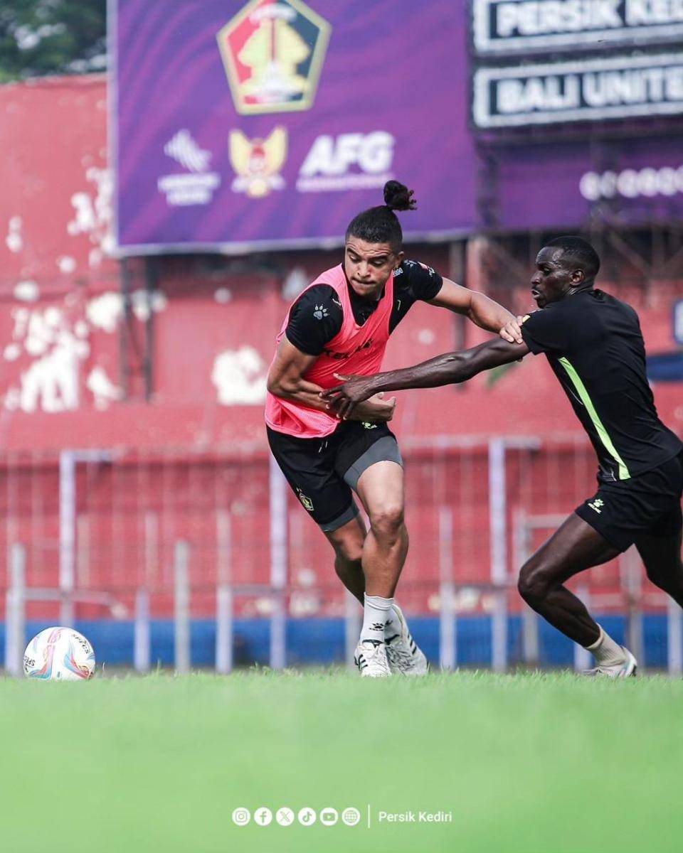 Pemain Persik Kediri saat berlatih. Instagram.com/persikfcofficial