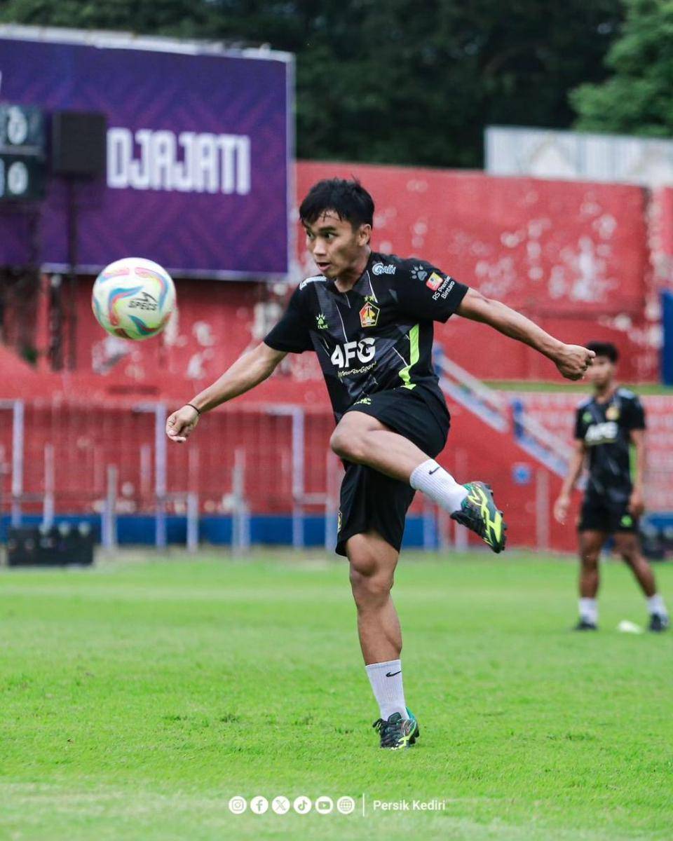 Pemain Persik Kediri saat berlatih. Instagram.com/persikfcofficial