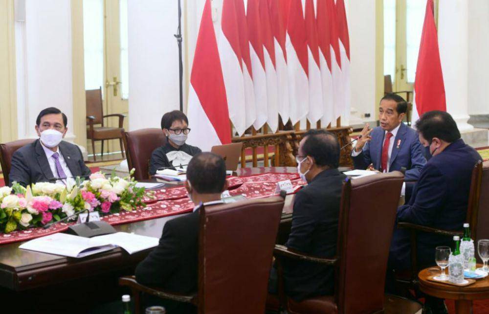 Presiden Jokowi didampingi beberapa menteri menghadiri World Economic Forum (WEF) yang membahas tentang strategi kebijakan untuk memulai ekonomi hijau di Istana Kepresidenan Bogor, Provinsi Jawa Barat, Kamis (20/01/2022). (setkab.go.id/Muchlis Jr)