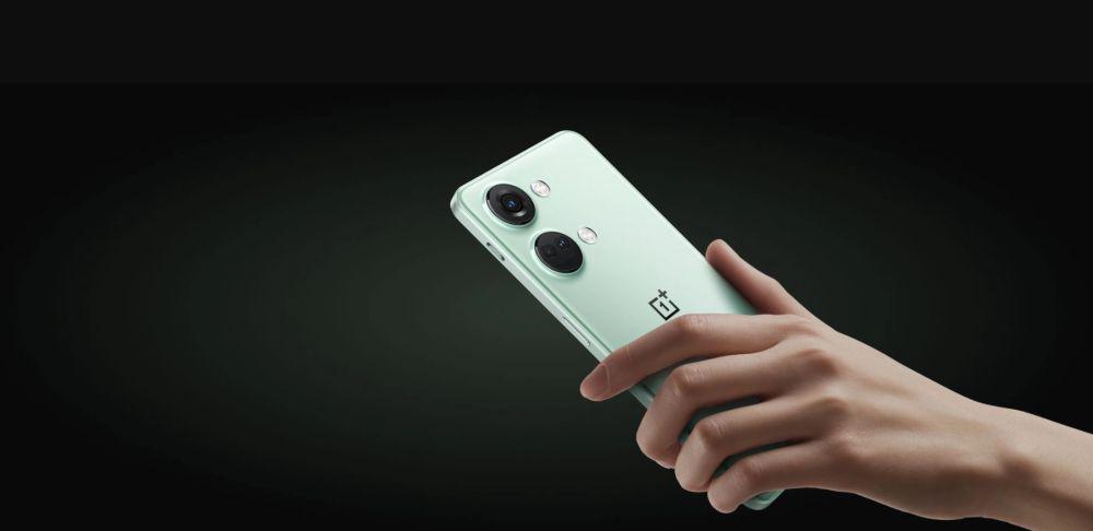 4 HP OnePlus dengan Memori RAM 16GB dan ROM 1TB
