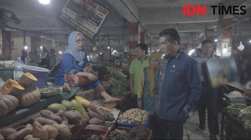 Pj Wali Kota Pontianak tinjau sembako di pasar tradisional. (IDN Times/Prokopim).