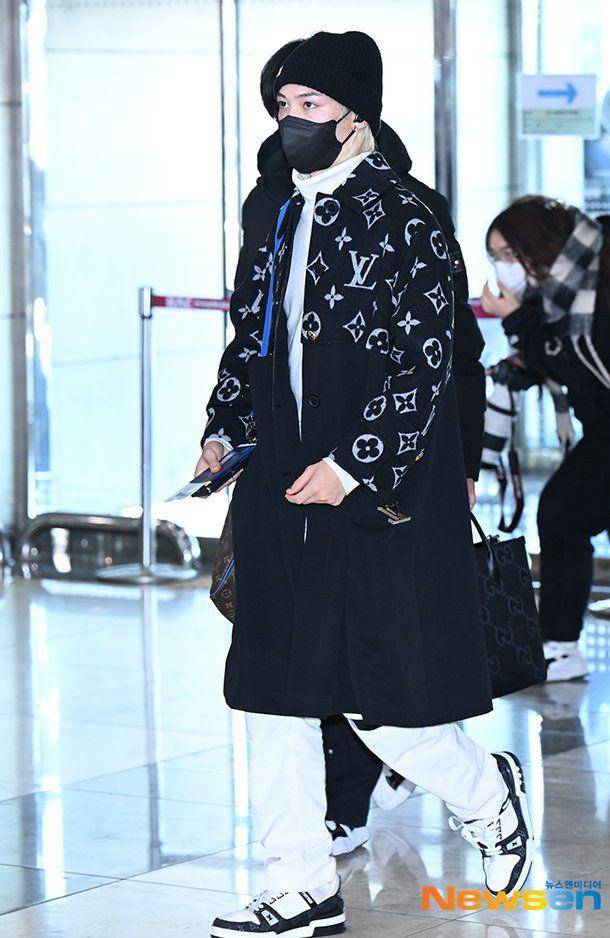 padu padan long coat ala Felix Stray Kids (dok. m.news.nate.com/Yoo Yong Ju)