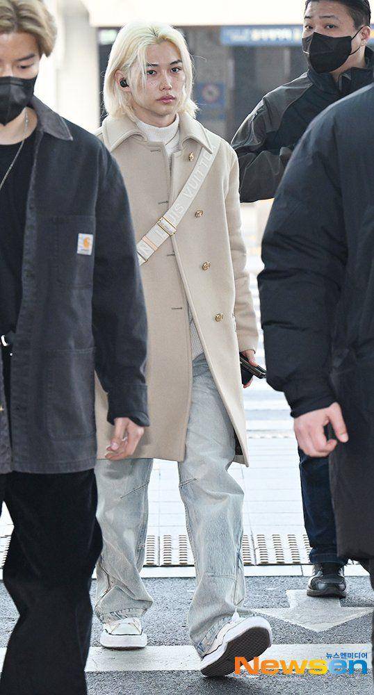 padu padan long coat ala Felix Stray Kids (dok. m.news.nate.com/Yoo Yong Ju)