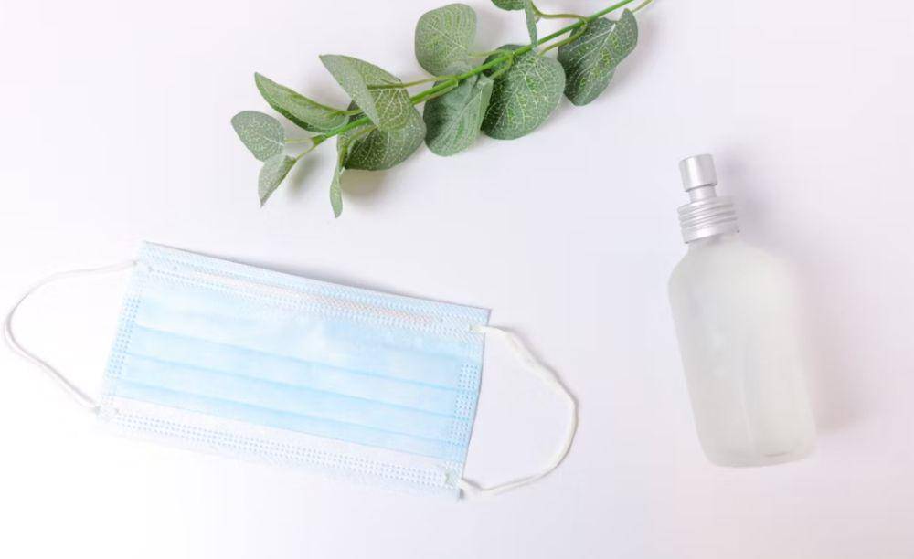 ilustrasi masker dan hand sanitizer (unsplash.com/Katie Harp)