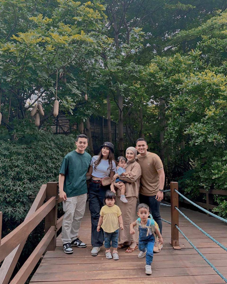 potret Kesha Ratuliu dan sahabat liburan di Faunaland (instagram.com/kesharatuliu05)