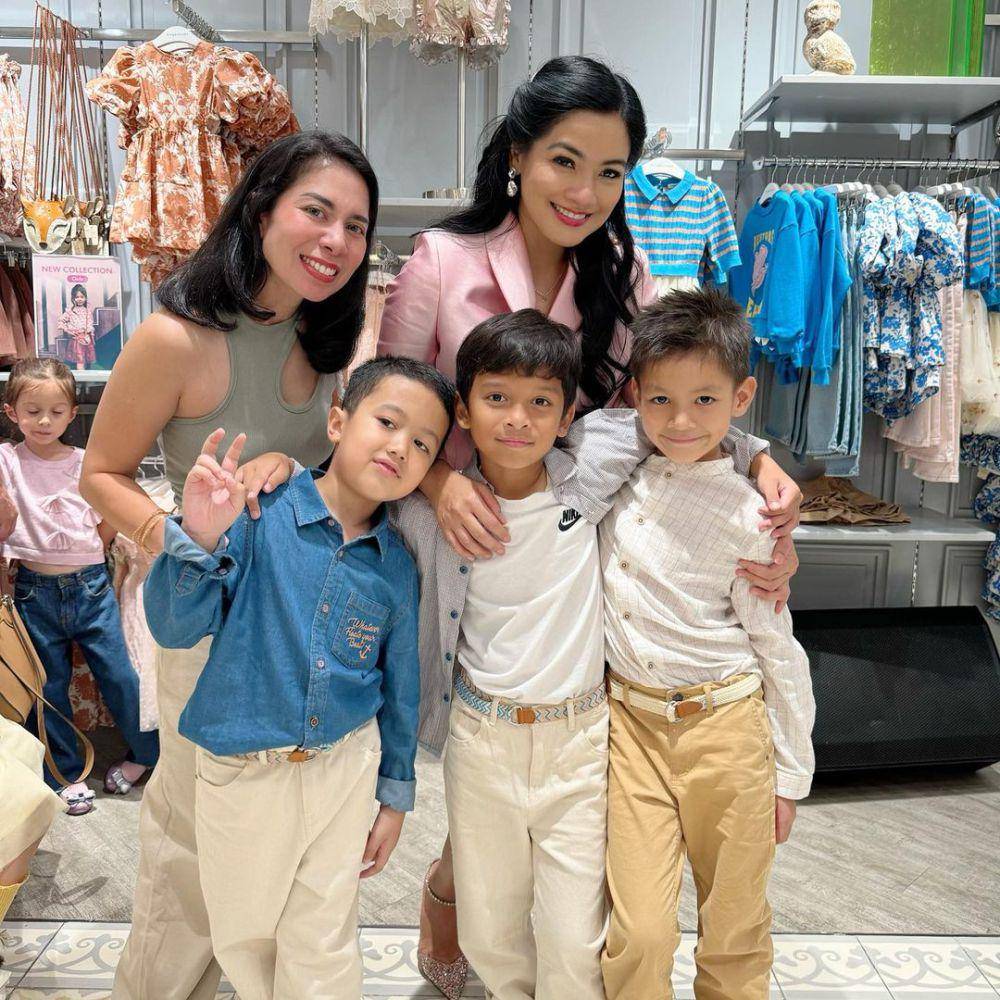 potret Titi Kamal dan Christian Sugiono temani Kai yang jadi model (instagram.com/titi_kamall)