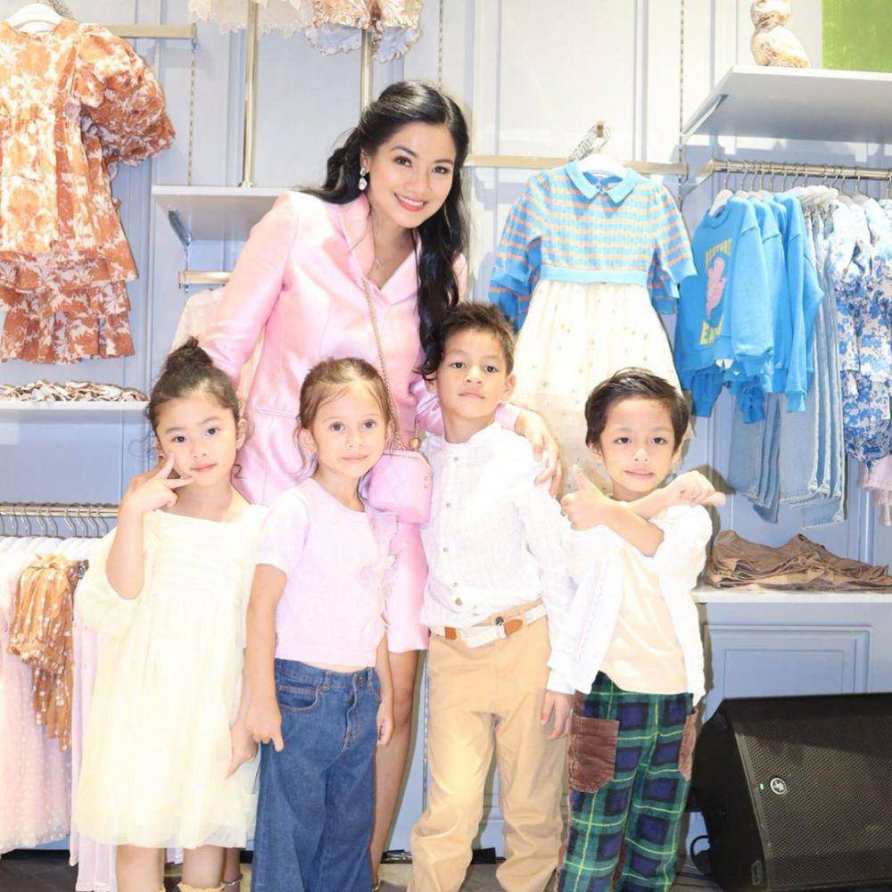 potret Titi Kamal dan Christian Sugiono temani Kai yang jadi model (instagram.com/titi_kamall)