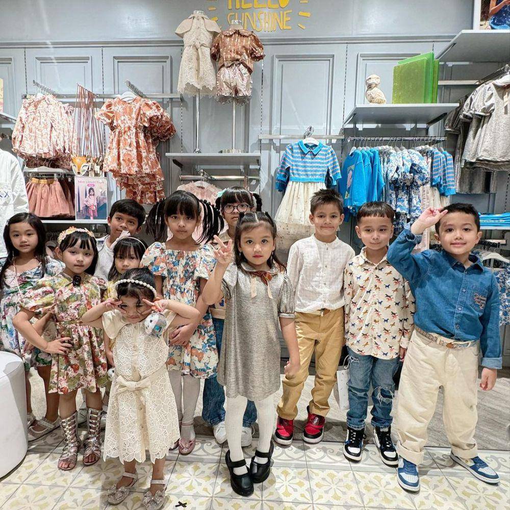 potret Titi Kamal dan Christian Sugiono temani Kai yang jadi model (instagram.com/titi_kamall)