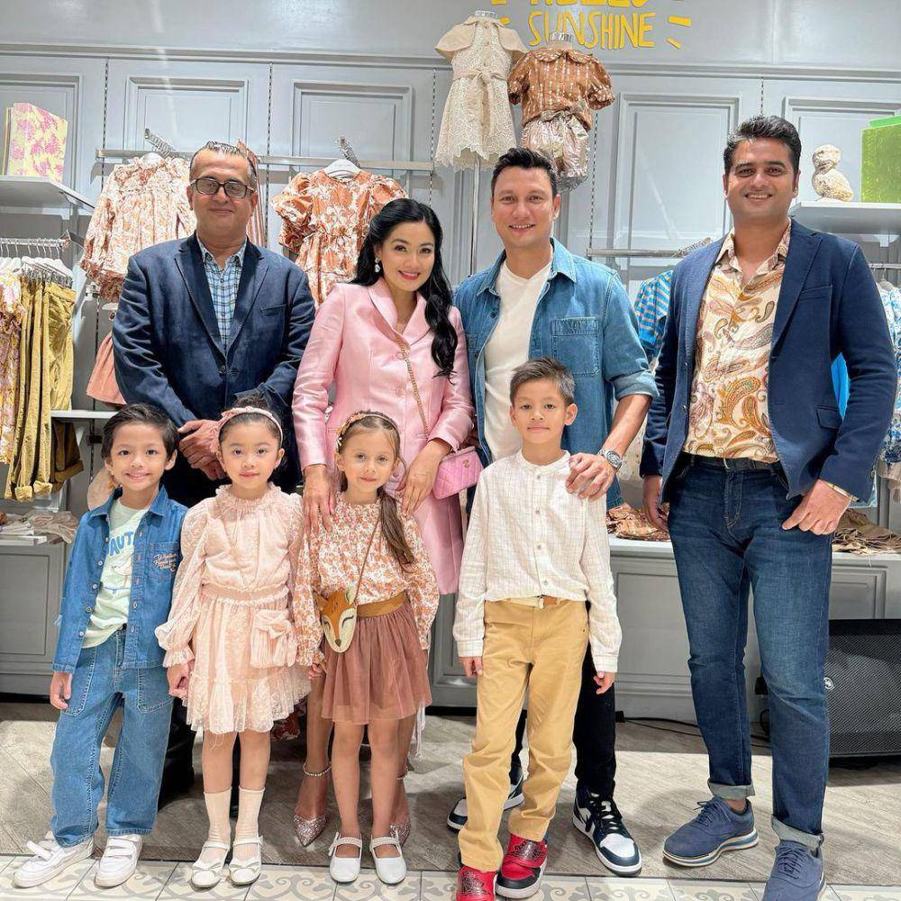 potret Titi Kamal dan Christian Sugiono temani Kai yang jadi model (instagram.com/titi_kamall)