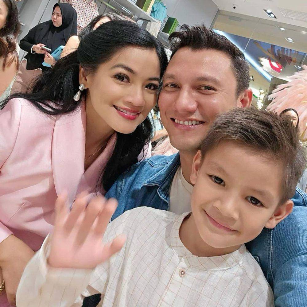 potret Titi Kamal dan Christian Sugiono temani Kai yang jadi model (instagram.com/titi_kamall)