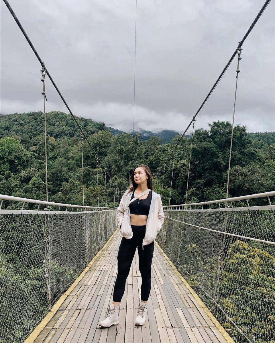 gaya kasual ala Angela Gilsha (instagram.com/angelagilsha)